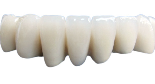 Establo confiado y hermoso del aspecto realista de la corona dental de la porcelana del color
