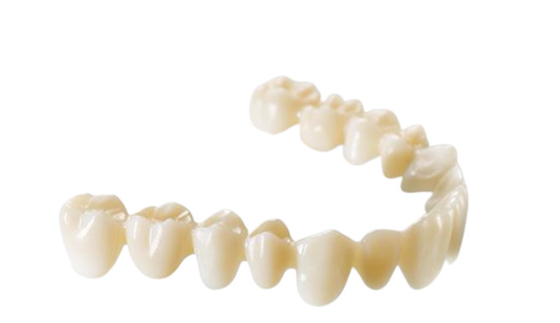 La porcelana cómoda corona cerámica de mirada realista de los dientes sanos