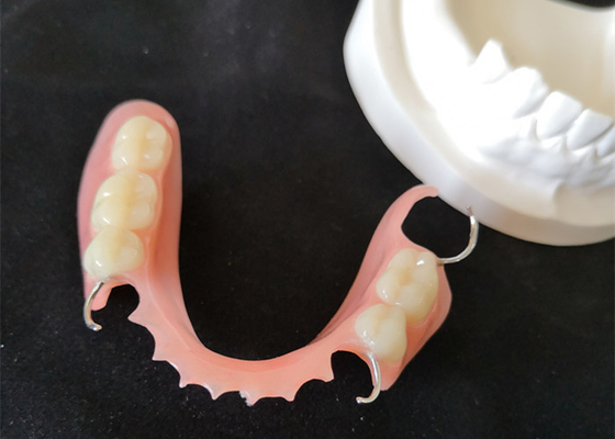 Superficie lisa dental de la estabilidad del color del alto puente de la definición PFM