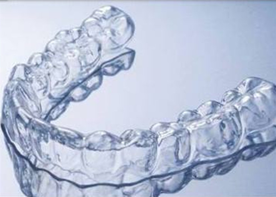 Tratamiento ortodóntico fijo y invisible para la investigación dental