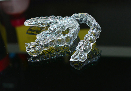 Aparatos ortopédicos fijos invisibles de instalación sencilla para el estudio del dentista